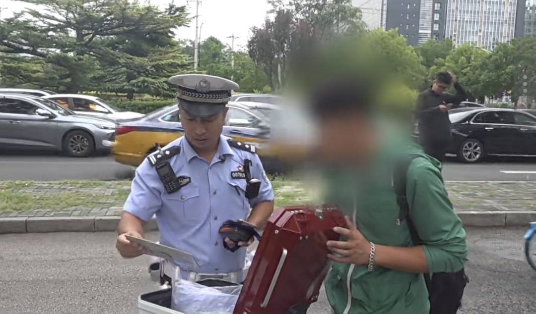 皇冠信用網如何开户_“你明白吗？”北京街头一驾驶员连怼交警皇冠信用網如何开户！交警：我不明白